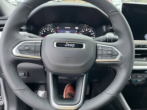Used 2025 Jeep Compass Limited image 29