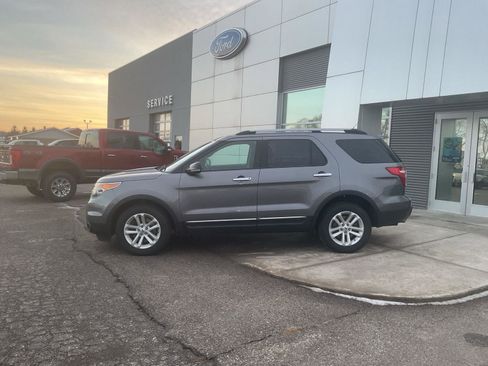 Used 2013 Ford Explorer XLT image 2