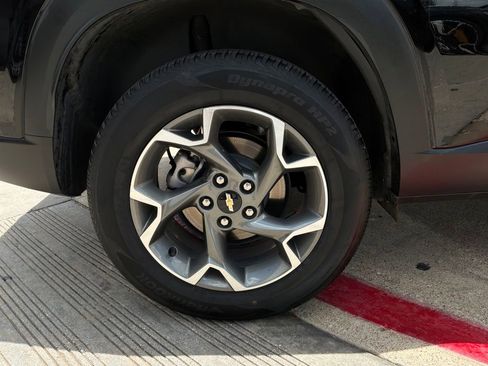 Used 2025 Chevrolet Trax LT FWD image 9