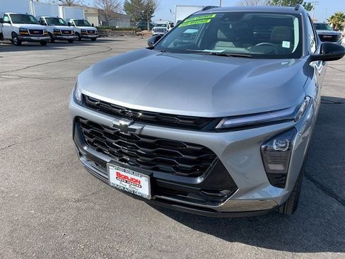 Used 2025 Chevrolet Trax ACTIV w/ Sunroof Package image 3