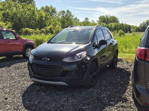 Used 2020 Chevrolet Trax LT w/ Redline Edition FWD image 1