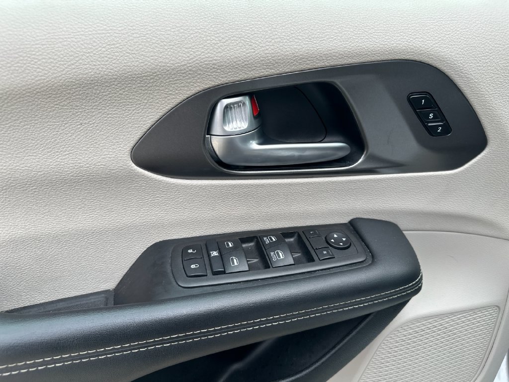 Used 2024 Chrysler Pacifica Touring-L FWD image 10