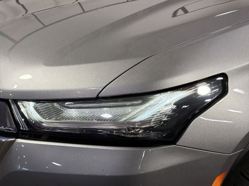 Used 2023 Chevrolet Traverse LT image 13