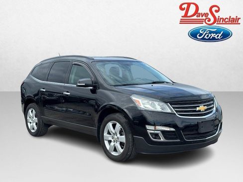 Used 2017 Chevrolet Traverse LT w/ Style and Technology Package FWD image 4