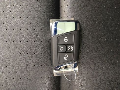 Used 2020 Volkswagen Atlas Cross Sport SE w/ Panoramic Sunroof Package image 32