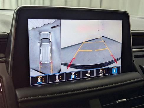 Used 2021 GMC Yukon SLT w/ SLT Premium Package image 16