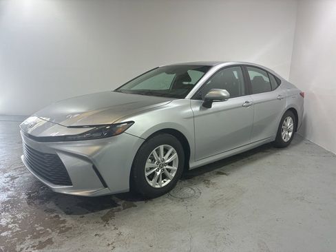 Used 2025 Toyota Camry Hybrid image 2