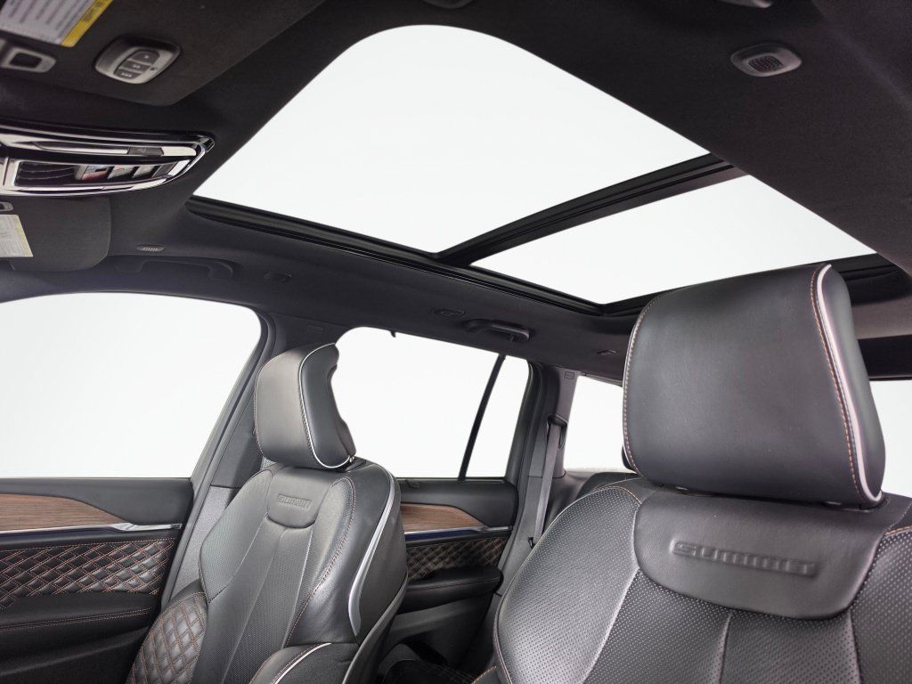Used 2023 Jeep Grand Cherokee Summit w/ Advanced Protech Group IV AWD/4WD image 26