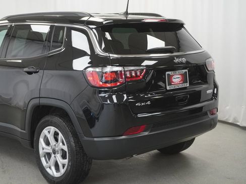 Used 2025 Jeep Compass Latitude AWD/4WD image 12