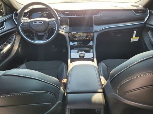 Used 2025 Jeep Grand Cherokee Altitude image 13