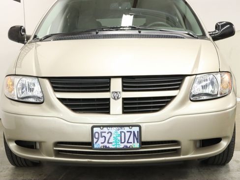 Used 2007 Dodge Caravan SXT w/ Popular Equipment Group I FWD image 4