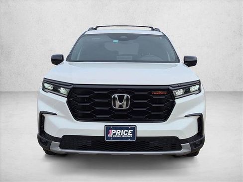 Used 2025 Honda Pilot TrailSport image 2