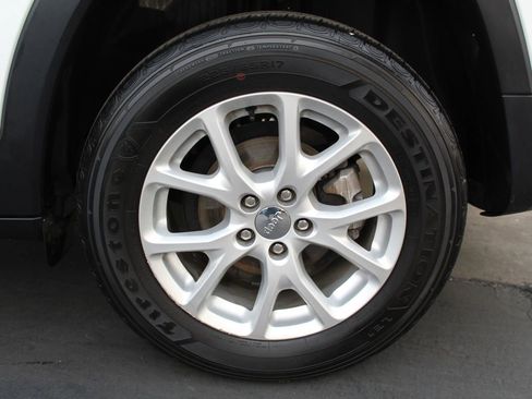 Used 2018 Jeep Cherokee Latitude Plus FWD image 33