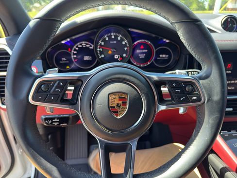 Used 2022 Porsche Cayenne Platinum Edition image 16