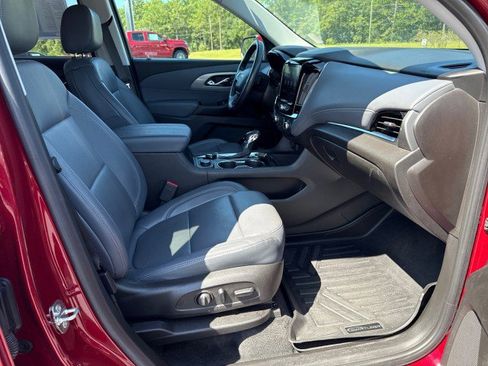 Used 2021 Chevrolet Traverse LT w/ LT Premium Package image 9