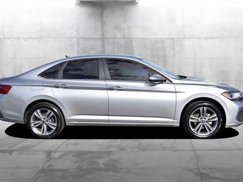 Certified 2024 Volkswagen Jetta SE w/ Panoramic Sunroof Package image 5