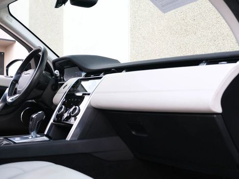 Used 2020 Land Rover Discovery Sport SE image 32