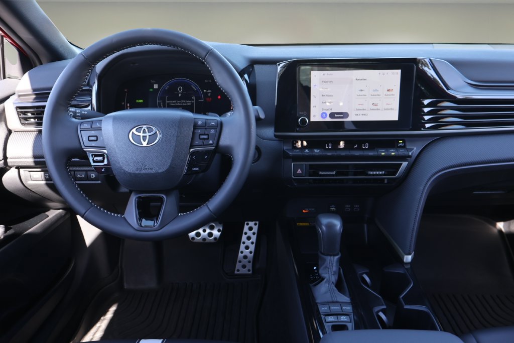 Used 2025 Toyota Camry SE w/ Convenience Package FWD image 14
