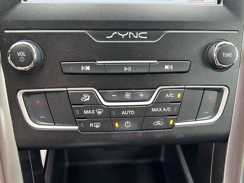 Used 2019 Ford Fusion SE FWD image 14