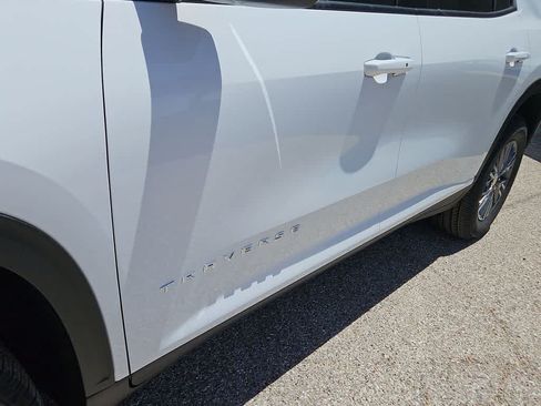 Used 2025 Chevrolet Traverse LT FWD image 15