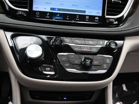 Used 2021 Chrysler Pacifica Limited w/ Uconnect Theater Family Group image 18