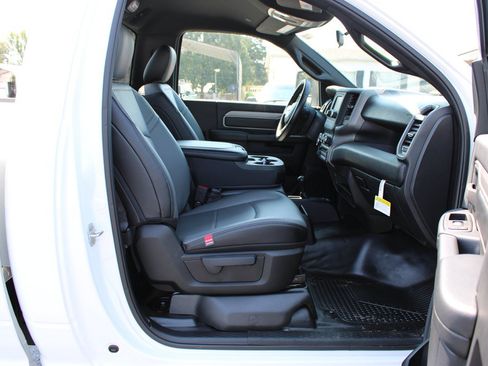 Used 2024 RAM 2500 Tradesman w/ Chrome Appearance Group AWD/4WD image 15