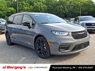 Used 2025 Chrysler Pacifica Limited FWD video 2