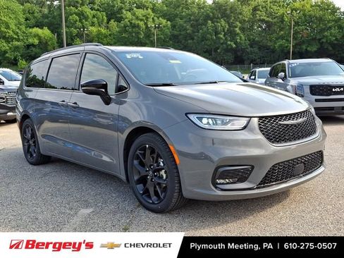 Used 2025 Chrysler Pacifica Limited FWD image 2