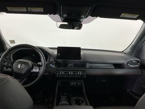 Used 2025 Honda Pilot TrailSport image 24