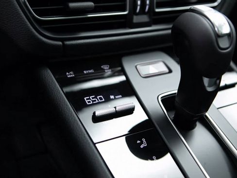 Certified 2025 Porsche Macan image 22