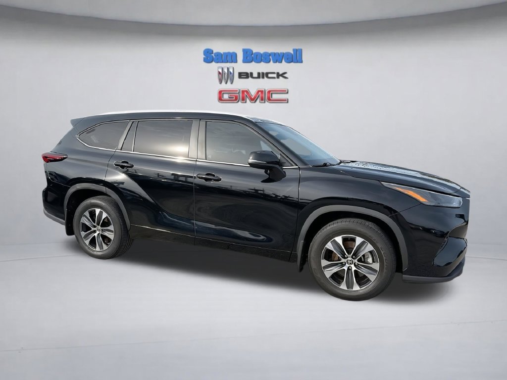 Used 2024 Toyota Highlander XLE FWD image 3