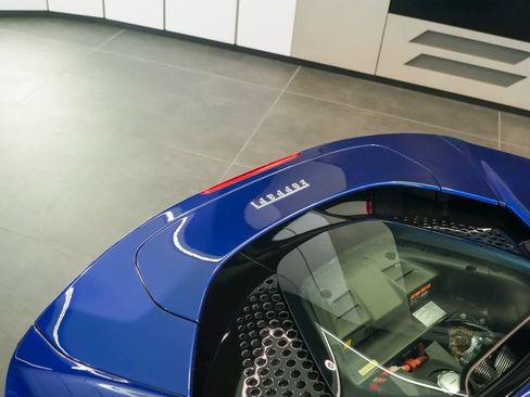 Used 2022 Ferrari SF90 Spider image 4