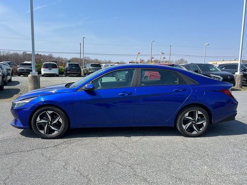 Used 2023 Hyundai Elantra SEL w/ Convenience Package image 2