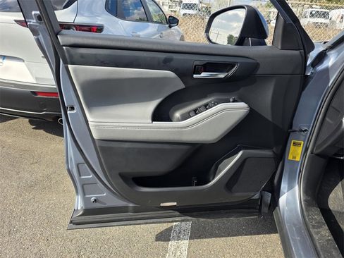 Used 2022 Toyota Highlander XLE image 12