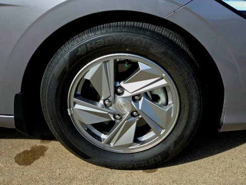 Certified 2025 Hyundai Elantra SE FWD image 8