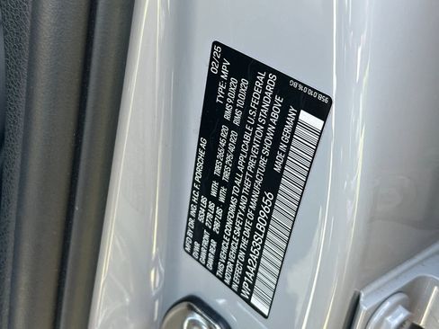 Certified 2025 Porsche Macan AWD/4WD image 34