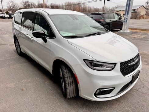 New 2026 Chrysler Pacifica Select image 6