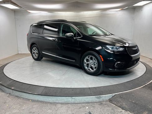 Used 2022 Chrysler Pacifica Limited image 7