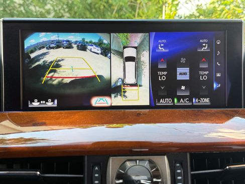 Used 2020 Lexus LX 570 4WD w/ Luxury Package image 27