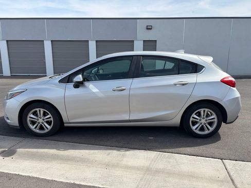 Used 2017 Chevrolet Cruze LT w/ Convenience Package FWD image 4