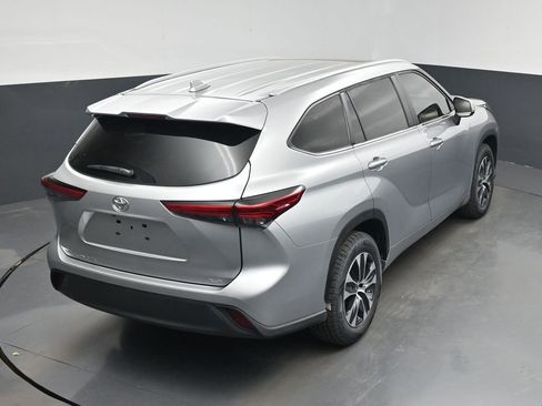 Used 2023 Toyota Highlander XLE FWD image 24