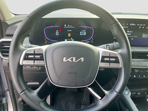 Used 2025 Kia Telluride EX w/ EX Captain's Chair Package image 11