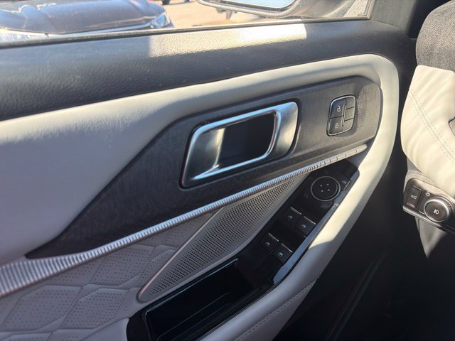 Used 2025 Ford Explorer Platinum w/ LUX Leather Package AWD/4WD image 16