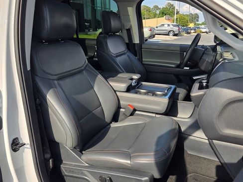Used 2025 Ford Expedition Active AWD/4WD image 18