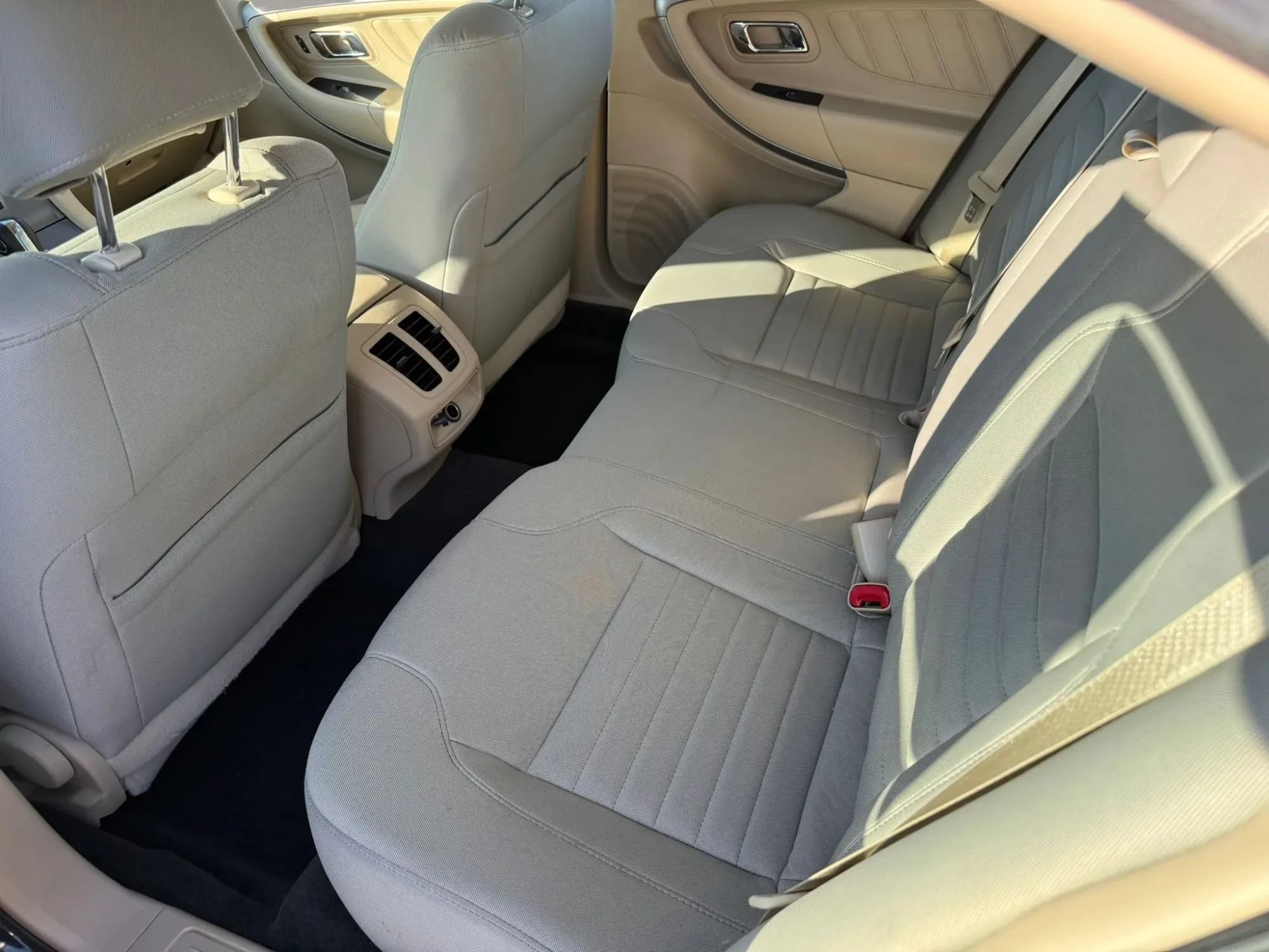Used 2018 Ford Taurus SE FWD image 31