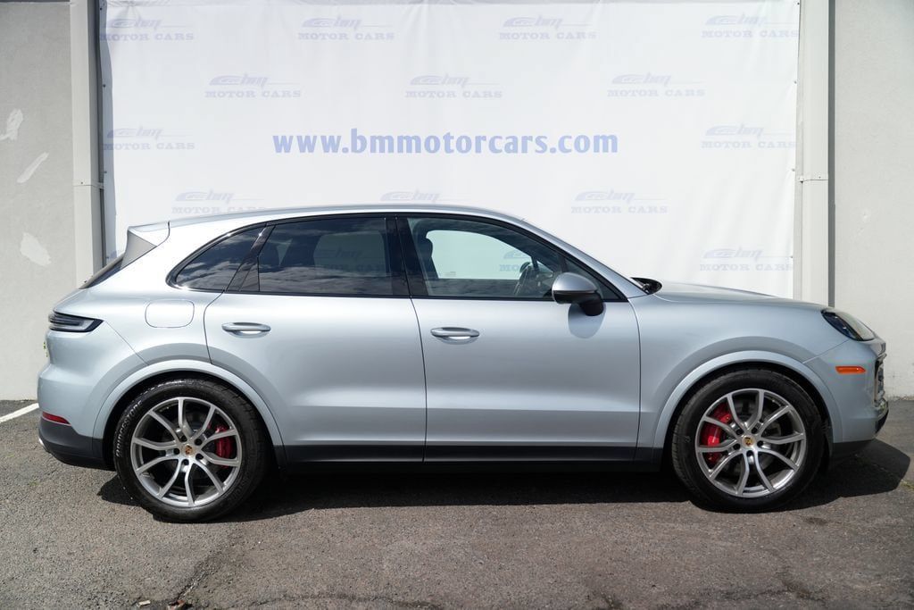 Used 2024 Porsche Cayenne S w/ Sport Chrono Package AWD/4WD image 5
