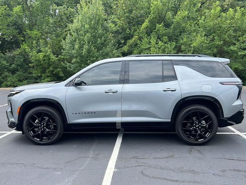 Used 2025 Chevrolet Traverse RS AWD/4WD image 2