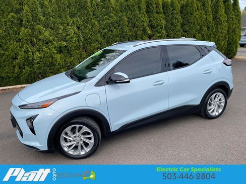 Used 2022 Chevrolet Bolt EUV LT w/ Comfort Package FWD image 3