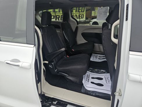 Used 2020 Chrysler Pacifica Touring w/ Cold Weather Group image 12