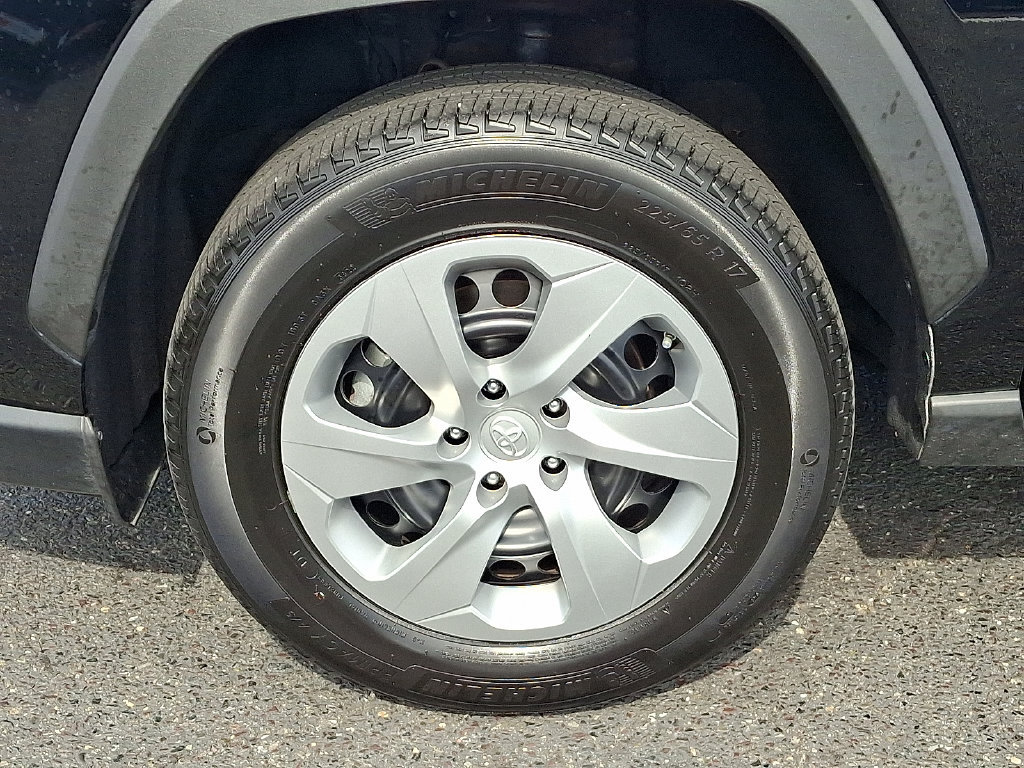 Used 2022 Toyota RAV4 LE AWD/4WD image 8
